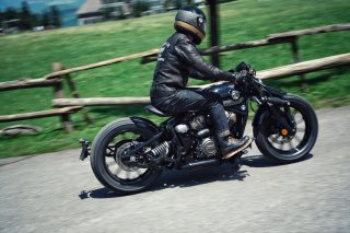 カスタムされた黒いオートバイに乗るライダー