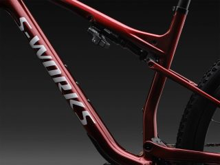 赤いメタリックなS-WORKSのマウンテンバイクフレームのクローズアップ