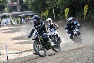 Surron Cup レース中のライダーたち
