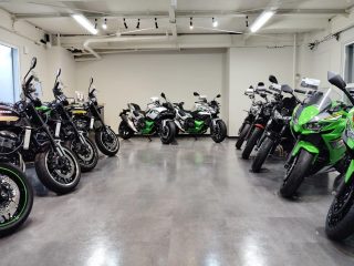 ショールーム内のバイク展示