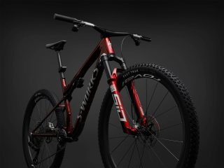 赤いS-WORKSのフルサスペンションマウンテンバイク
