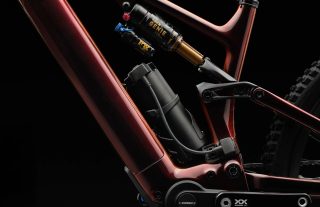 高性能なマウンテンバイクのフレーム中央部