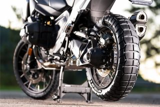 BMW Motorradのオフロードタイヤを装着したバイクのリア部分のクローズアップ画像