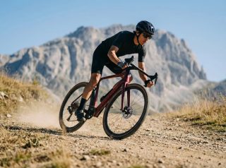 グラベルバイクで砂利道を走行している男性