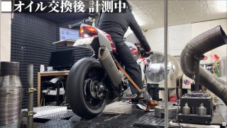 シャシダイナモで性能計測を行うバイク