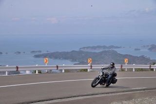 ワインディングロードを走るバイク