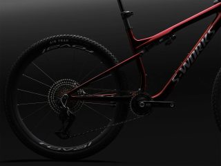 赤いフルサスペンションのマウンテンバイクの側面