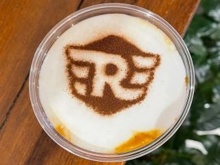 ロイヤルエンフィールドのロゴ入りラテ