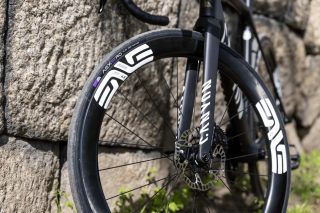 自転車のフロントホイールとフォークのクローズアップ