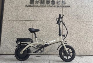 ライトグレーの折りたたみ式電動自転車