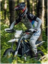 オフロードを走行するSurron Ultra Bee