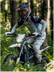 オフロードを走るライダー