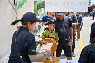 ガラポン抽選会を楽しむ少女