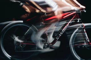 S-Worksのロードバイクに乗るサイクリスト