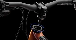 自転車のハンドルバーとデジタルディスプレイ