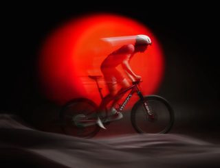 サイクリストがマウンテンバイクに乗っているダイナミックな画像