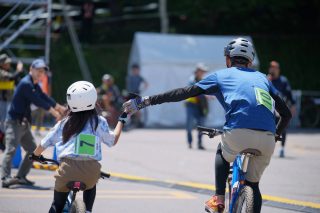親子でサイクリングを楽しむ様子