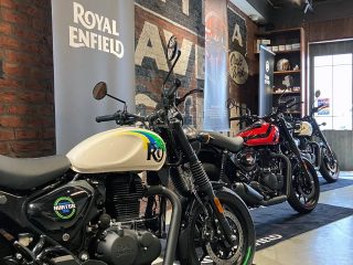 ORTIGA店内のバイク展示