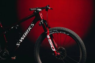赤と黒のS-WORKSマウンテンバイクのスタジオショット