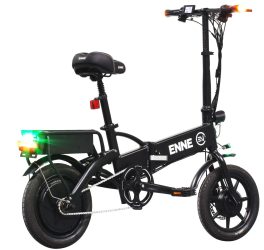 白い背景に置かれた黒い折りたたみ式電動自転車。前後にライトが点灯しており、ENNEというブランドロゴが見えます。都市での移動に適したコンパクトなデザインです。
