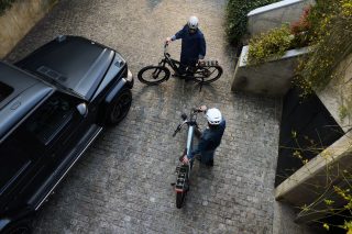 雨の中、自転車に乗る人々