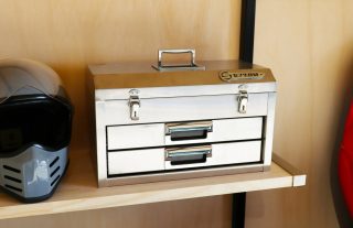 工具箱とヘルメット
