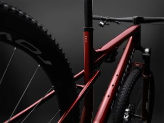 メタリックレッドのマウンテンバイクのクローズアップ画像