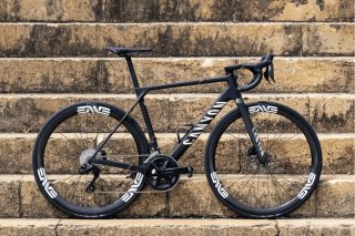 キャニオンから日本限定モデルが登場！超軽量オールラウンド『アルティメット CFR ENVEエディション』で最高のライド体験を！