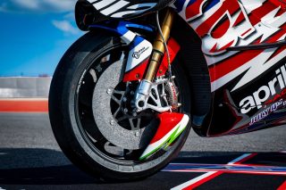 Aprilia X 250THのフロントホイールとBrembo製カーボンブレーキ