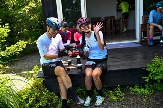 サイクリング中に休憩する男女