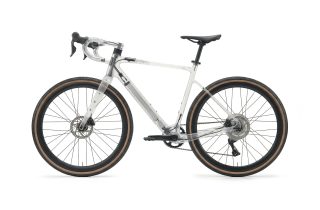 白い背景に透明なフレームが特徴的なグラベルバイク