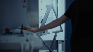 工場での製造風景