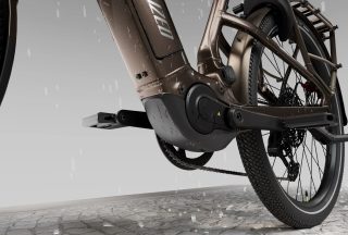 雨の中の電動自転車のモーター部