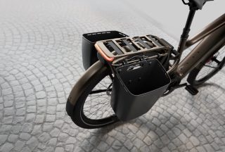 リアキャリアと収納バスケットを装備した自転車