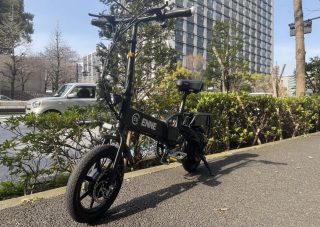 都市の歩道に停車中のENNE ZERO