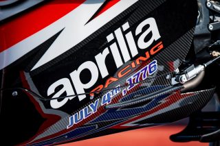 Aprilia X 250THのカーボンファイバーと星条旗カラーリング