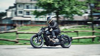 黒いカスタムオートバイに乗るライダー