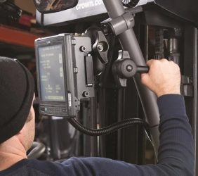 フォークリフトにマウントされたタブレットを使用する作業員