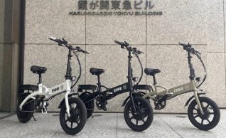 ENNE EVの3色が霞が関東急ビル前に並ぶ
