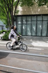 自転車に乗る女性