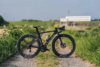 Canyonロードバイクが砂利道に停車