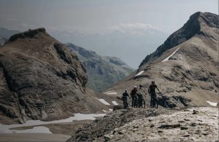 山岳地帯でマウンテンバイクを楽しむ4人組
