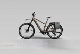 前後ラックとリアパニアバッグを備えた電動自転車