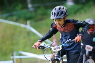 マウンテンバイクに乗る少年