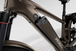 メタリックブラウンの電動自転車のフレーム部分