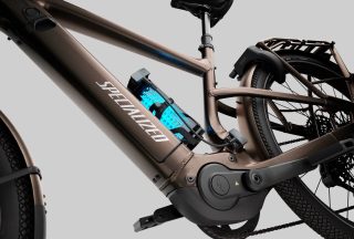 バッテリーが青く光るEバイクのクローズアップ