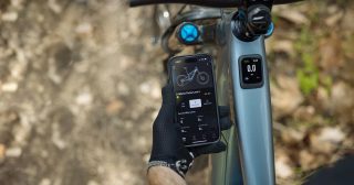 電動マウンテンバイクとスマートフォンアプリが連携している様子