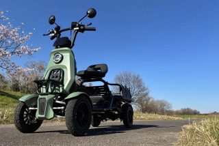 桜並木に停まるブレイズ イーカーゴ