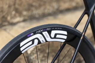 自転車のリアホイールとタイヤのクローズアップ