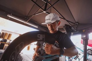 CANYONバイクを整備するメカニック